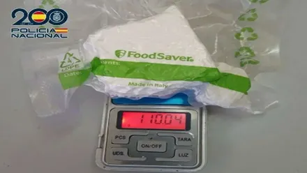 Una bolsa blanca y verde en el peso de la Policía Nacional conteniendo cocaína.