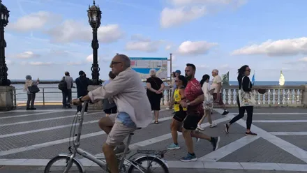 Ambiente este miércoles junto a La Caleta, en Cádiz, con amplios claros y viento de componente oeste después de una jornada de martes marcada por los avisos por lluvias y tormentas. La previsión apunta a varios días de mayor estabilidad antes de que vuelva a aumentar la probabilidad de precipitaciones hacia el fin de semana.
