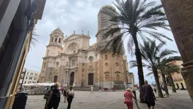 Cielo nublado y Catedral de Cádiz en la mañana.