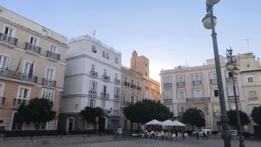 El sol sigue dominando en Cádiz este miércoles 14 de octubre, con temperaturas agradables y viento de Levante, que ha motivado un aviso amarillo por fenómenos costeros para el jueves.
