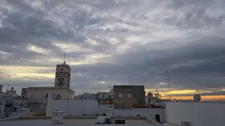 Cielo con nubes a primerísima hora de la mañana sobre la Torre Tavira de Cádiz