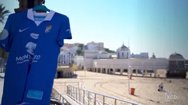 Camiseta del Xerez CD colgada de una percha frente a La Caleta de Cádiz antes del derbi de Copa del Rey.
