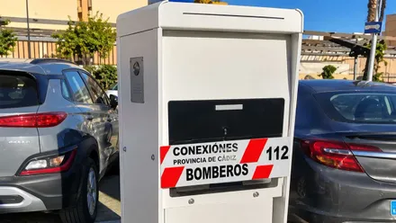 Cargador eléctrico precintado en San Fernando.