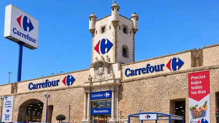 Montaje de las Puertas de Tierra de Cádiz transformadas en un supermercado Carrefour, con varios logotipos de la cadena francesa sobre la fachada y la torre central.