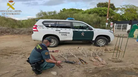 Redes prohibidas en el suelo junto a un Guardia Civil.