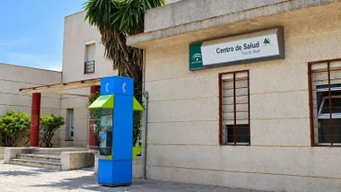 Vista lateral de la entrada al Centro de Salud Ribera del Muelle.