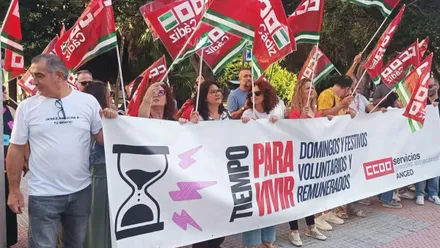 Personas con una pancarta de CCOO.