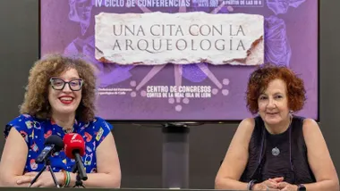 La concejala de Cultura, Pepa Pacheco, y la responsable de ASPA, Isabel Cáceres, en un momento de la presentación en San Fernnado.