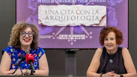La concejala de Cultura, Pepa Pacheco, y la responsable de ASPA, Isabel Cáceres, en un momento de la presentación en San Fernnado.