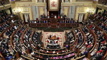 Vista general del hemiciclo del Congreso de los Diputados durante una sesión, con los parlamentarios sentados en sus escaños y la Mesa del Congreso al fondo.