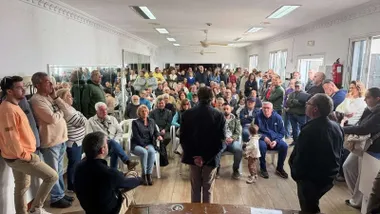 El alcalde de Chiclana en un salón con los vecinos de La Coquina.