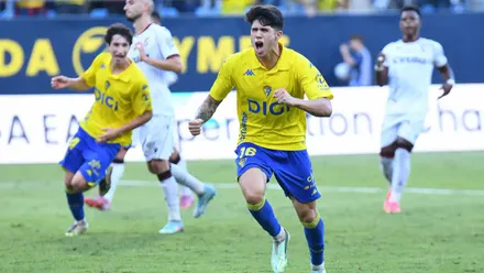 Antoñito Cordero celebra el gol de penalti que adelantó al Cádiz CF ante la AD Ceuta en la victoria por 3-1.