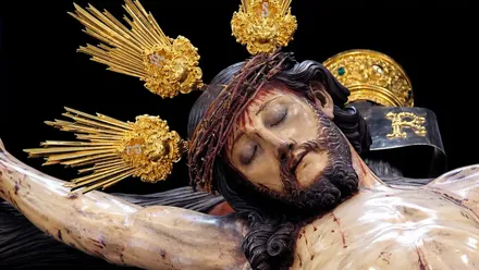 Primer plano del rostro del Santísimo Cristo de la Vera Cruz de Cádiz, con los ojos cerrados y las potencias doradas sobre la cabeza