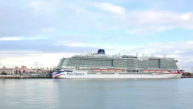 Un crucero atracado en uno de los muelles del puerto de Cádiz.