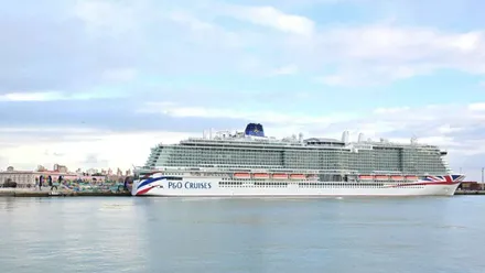 Un crucero atracado en uno de los muelles del puerto de Cádiz.