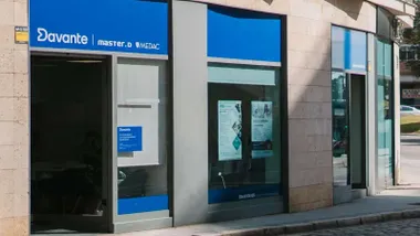 Fachada de una de las oficinas de Davante con los típicos colores en azul.
