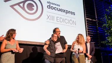 David Montiel recibe el primer premio de la decimotercera edición de DocuExprés durante la gala celebrada en el ECCO de Cádiz.