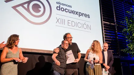David Montiel recibe el primer premio de la decimotercera edición de DocuExprés durante la gala celebrada en el ECCO de Cádiz.