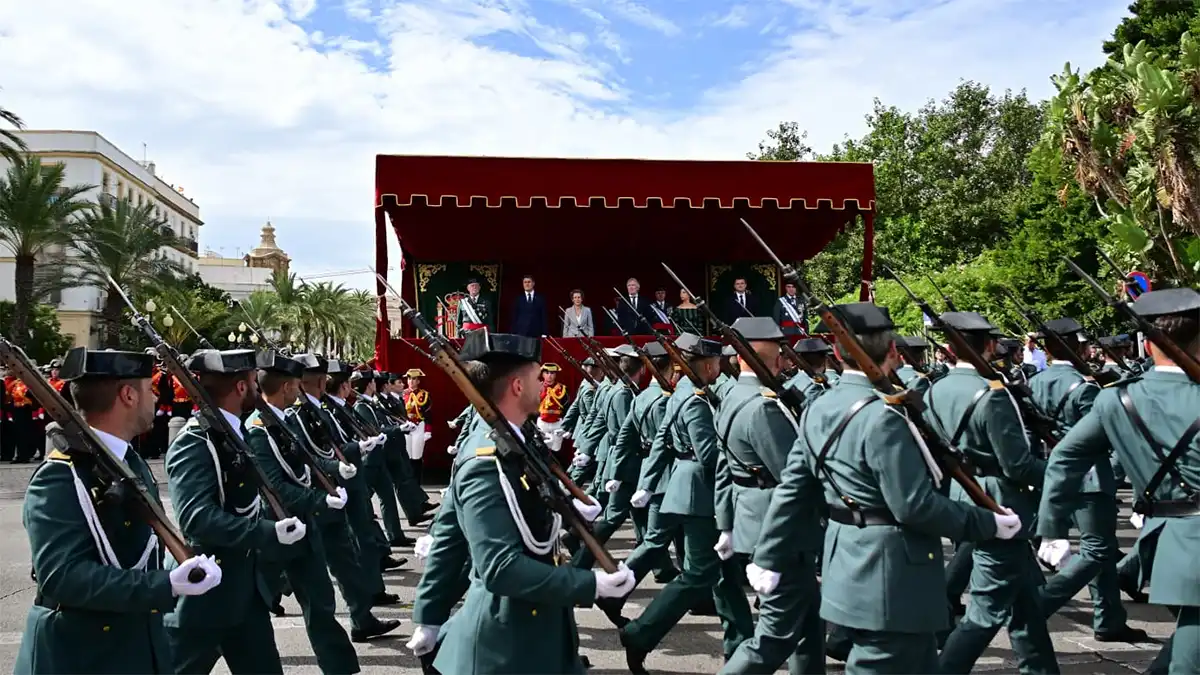 Guardias civiles desfilan frente a la tribuna de autoridades durante el acto central de la Semana Institucional de la Guardia Civil en Cádiz.