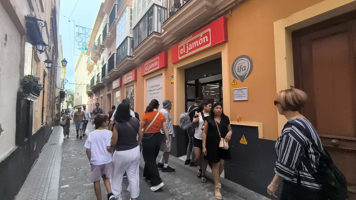 Supermercado en el centro de Cádiz. Foto: José Luis Porquicho Prada