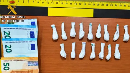 Bolsitas con droga incautada en Conil.