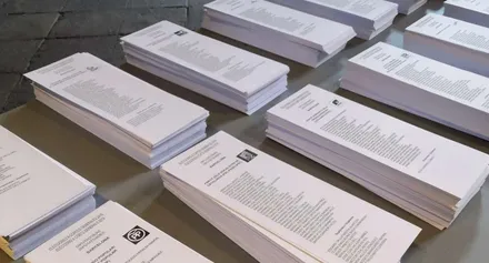 Papeletas de voto de las distintas formaciones políticas en España.
