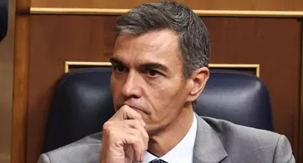 Pedro Sánchez en su escaño en actitud pensativa.