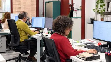 Oficina con empleados de la Junta de Andalucía.