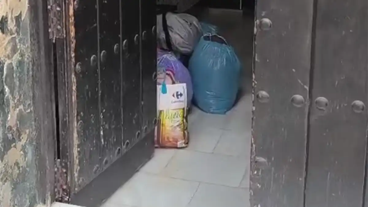 Bolsas y enseres del afectado junto a la puerta de la vivienda durante el desahucio en la calle San Juan de Dios de Cádiz.