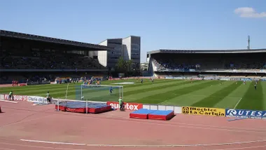Vista desde una de las gradas del estadio municipal de Chapín, de Jerez, con la pista de atletismo y se ve una de las porterías.
