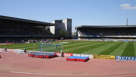 Vista desde una de las gradas del estadio municipal de Chapín, de Jerez, con la pista de atletismo y se ve una de las porterías.