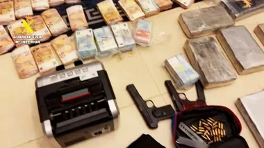 Incautación de dinero, droga, armas y munición en Algeciras.