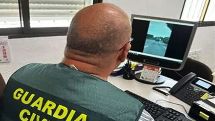 Delante de un monitos un agente de la Guardia Civil analizando imágenes.