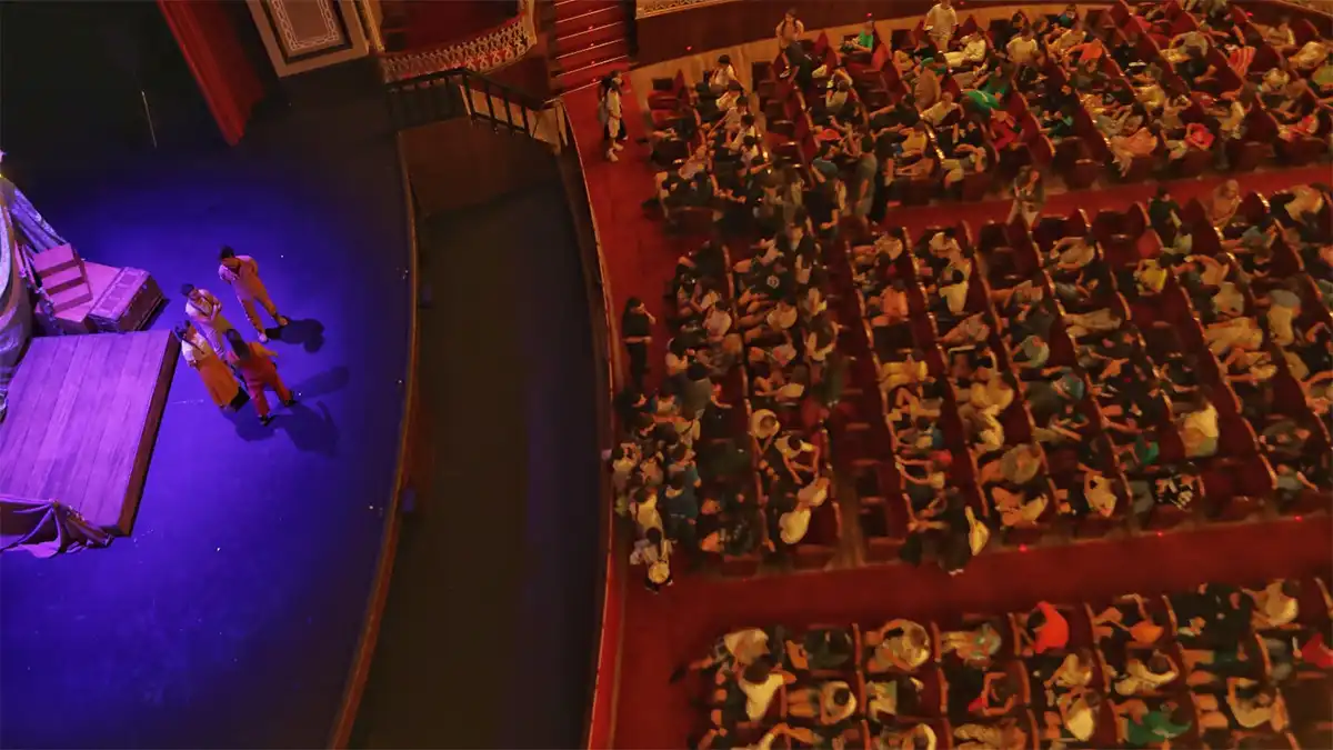 Vista del Gran Teatro Falla durante la representación de , de la compañía argentina , ante 1.200 escolares de Cádiz en el marco del FIT