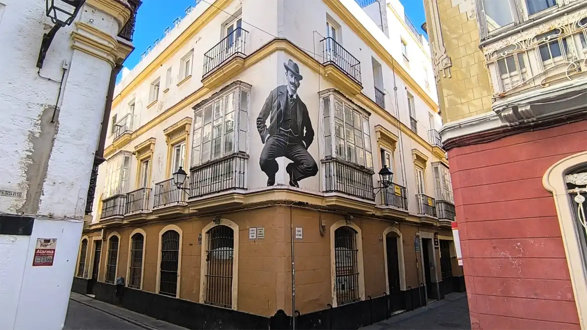Una de las grandes imágenes de Manuel de Falla ya instaladas en el entorno de Santa Inés. Foto: José Luis Porquicho Prada.