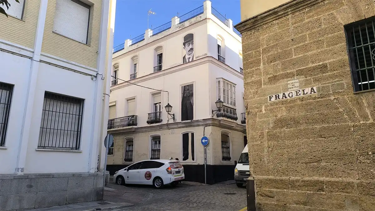 Una de las intervenciones de Teo Vázquez que ya instalada, esta en la esquina de Santa Rosalía con Hércules, frente al Gran Teatro Falla. Foto: José Luis Porquicho Prada.