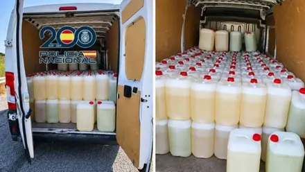 Parte trasera de una furgoneta con muchas garrafas llenas de gasolina.