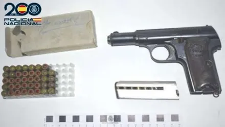 Pistola, balas y material decomisado por los GEO.
