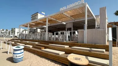 Exterior, a pie de playa del chiringuito Galápagos en Rota.