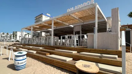 Exterior, a pie de playa del chiringuito Galápagos en Rota.