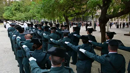 Formación de efectivos de la Guardia Civil y de otros cuerpos uniformados durante uno de los actos celebrados en Cádiz con motivo de la Semana Institucional de la Guardia Civil.