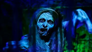 Mujer disfrazada de bruja por Halloween.