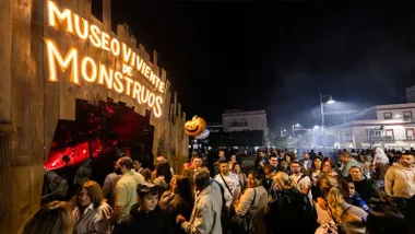 Personas entrando en el Museo de los Monstruos de San Fernando por Halloween.