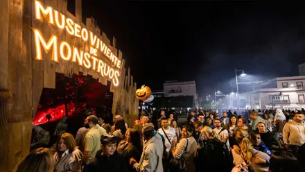 Personas entrando en el Museo de los Monstruos de San Fernando por Halloween.