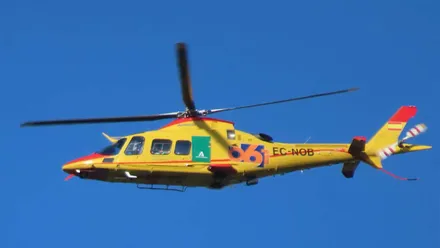 En vuelo un helicóptero del 061.