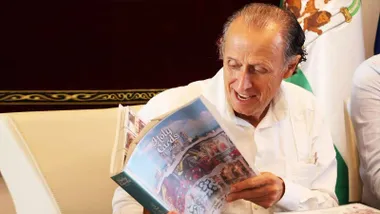 Cara de sorpresa del alcalde de Chiclana, José María Román, con el álbum de Holy Cards.