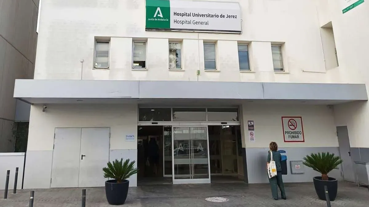 Fechada y puerta de entrada al Hospital de Jerez.