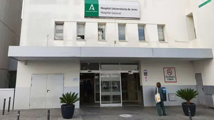 Fechada y puerta de entrada al Hospital de Jerez.