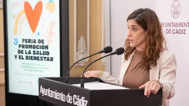 Gloria Bazán presenta la III Feria de la Salud de Cádiz.