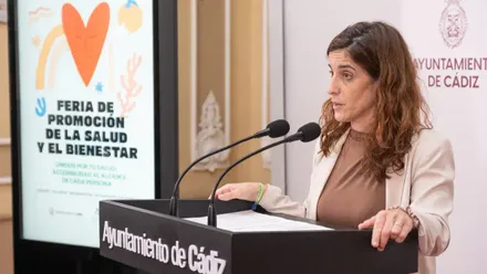 Gloria Bazán presenta la III Feria de la Salud de Cádiz.